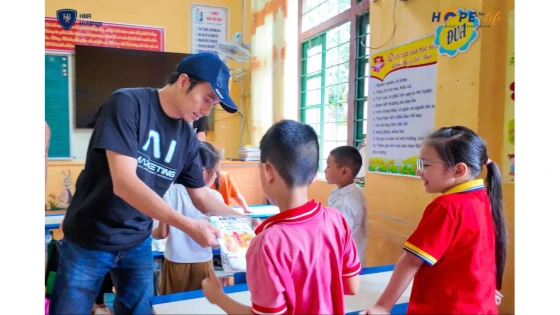 Ảnh: Ông Tony Dzung tặng quà và dành sự động viên đến các em nhỏ tại Lào Cai