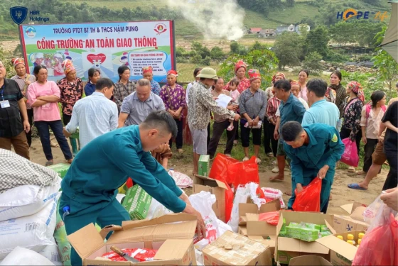 Ảnh: Đoàn thiện nguyện đã dành tặng người dân Lào Cai nhiều nhu yếu phẩm như  lương thực, đồ dùng, thuốc, đèn pin, quần áo…